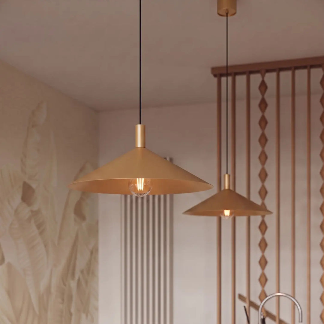 Suspension Luminaire doré allumée, vue rapprochée