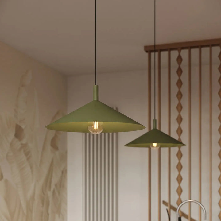 Suspension Luminaire vert olive allumée, vue rapprochée