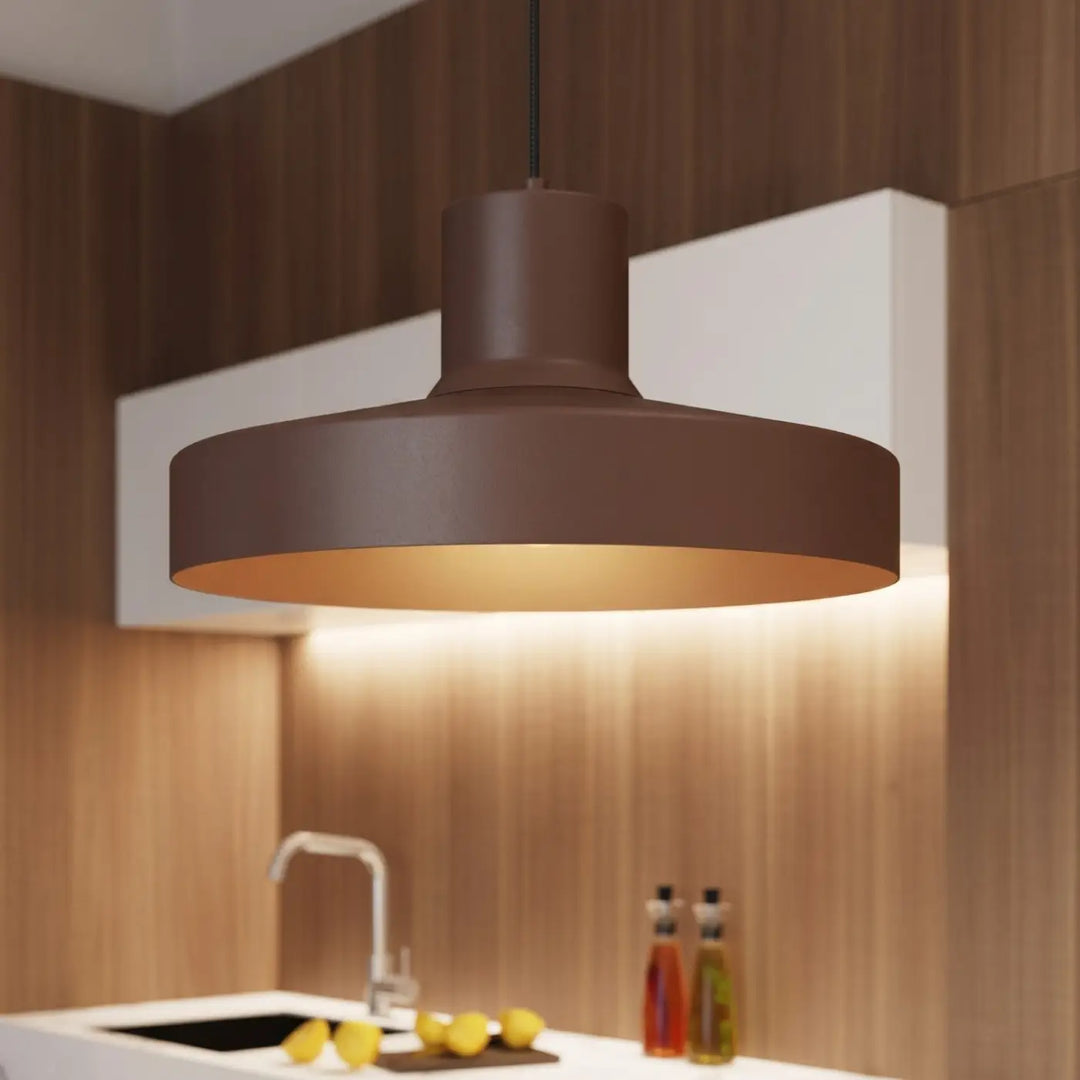 Suspension Luminaire marron allumée, vue rapprochée