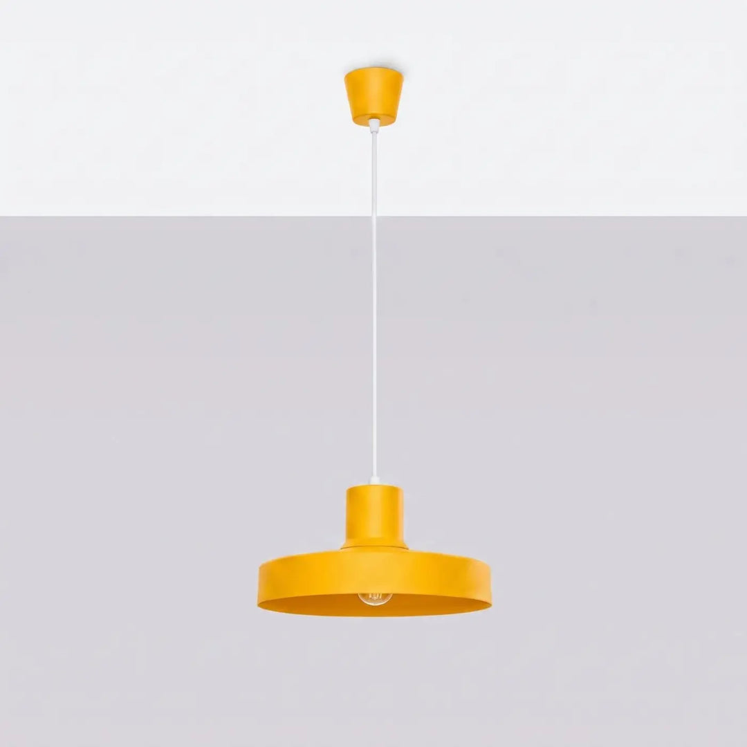 Suspension Luminaire jaune éteinte, vue rapprochée