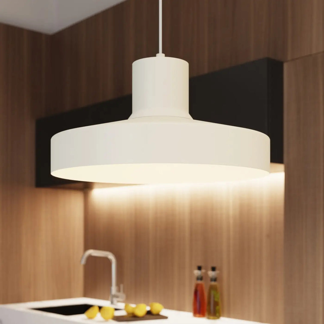 Suspension Luminaire beige allumée, vue rapprochée