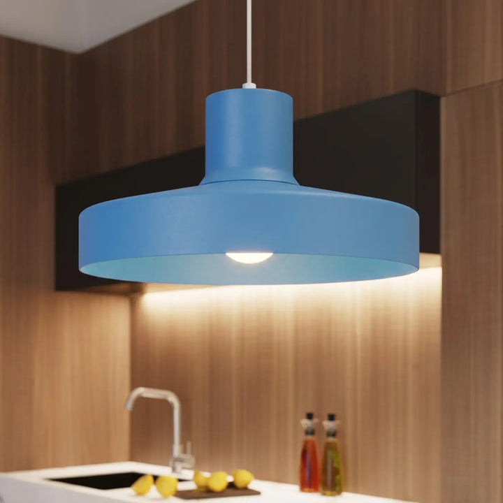Suspension Luminaire bleu clair allumée, vue rapprochée