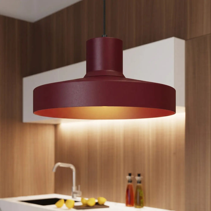 Suspension Luminaire bordeaux allumée, vue rapprochée