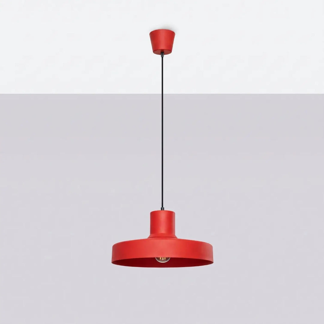 Suspension Luminaire rouge éteinte, vue rapprochée