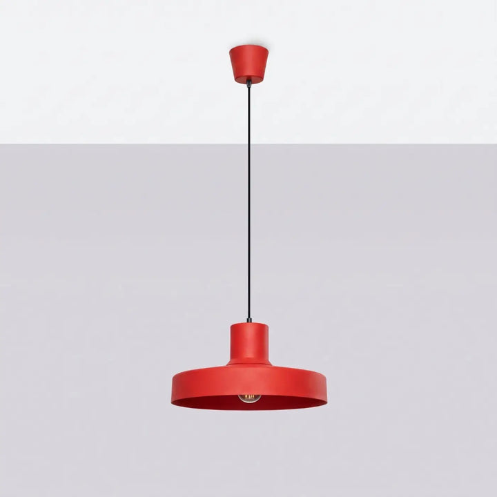 Suspension Luminaire rouge éteinte, vue rapprochée