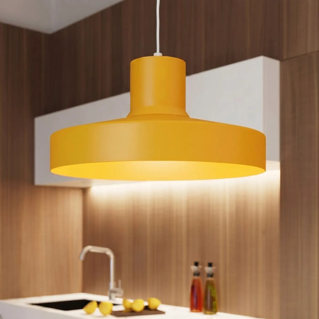 Suspension Luminaire jaune allumée, vue rapprochée