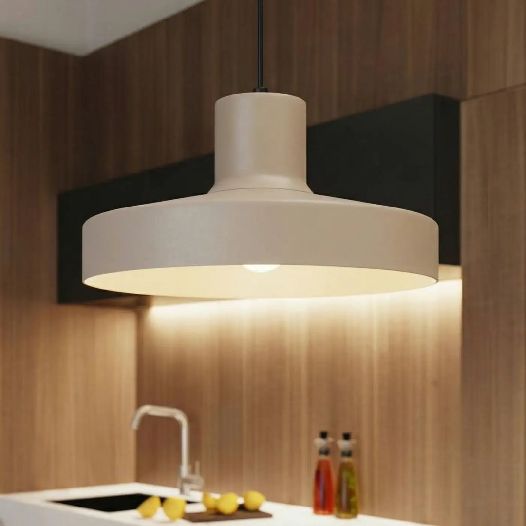 Suspension Luminaire taupe allumée, vue rapprochée