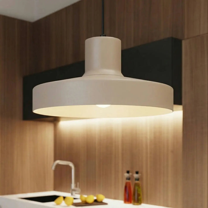 Suspension Luminaire taupe allumée, vue rapprochée