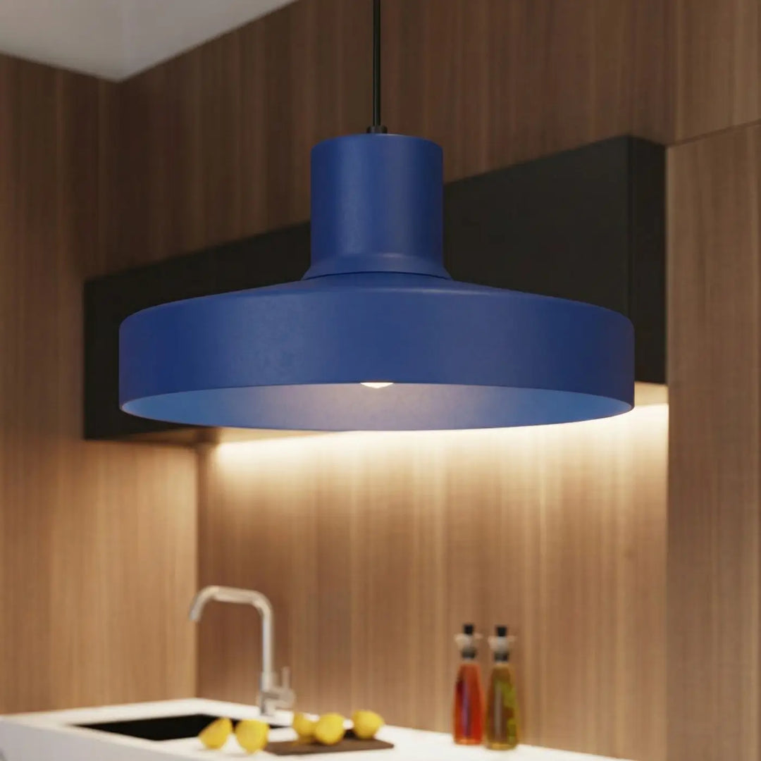 Suspension Luminaire outremer allumée, vue rapprochée