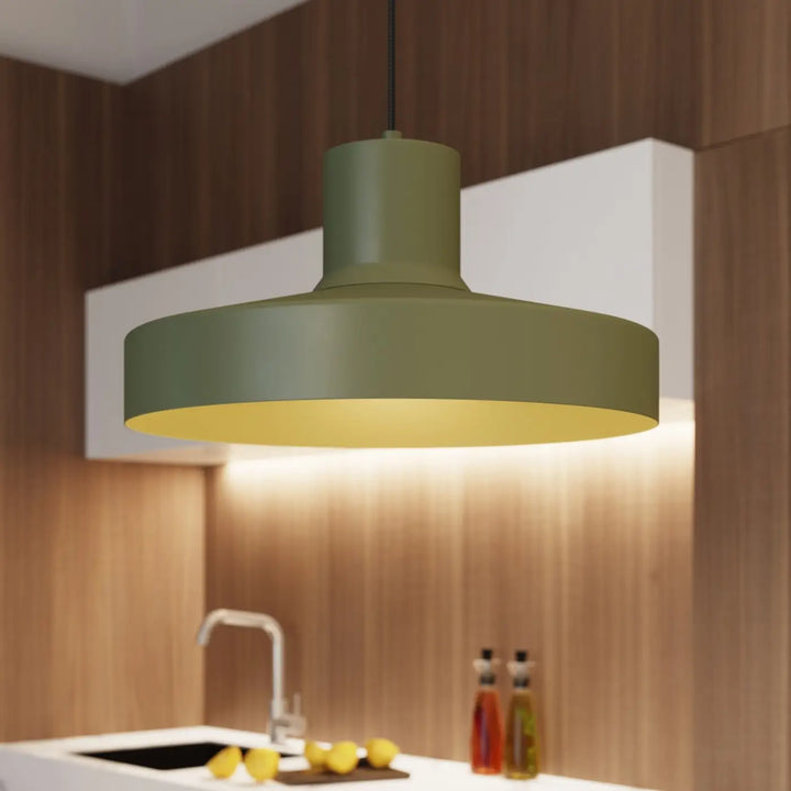 Suspension Luminaire vert olive allumée, vue rapprochée