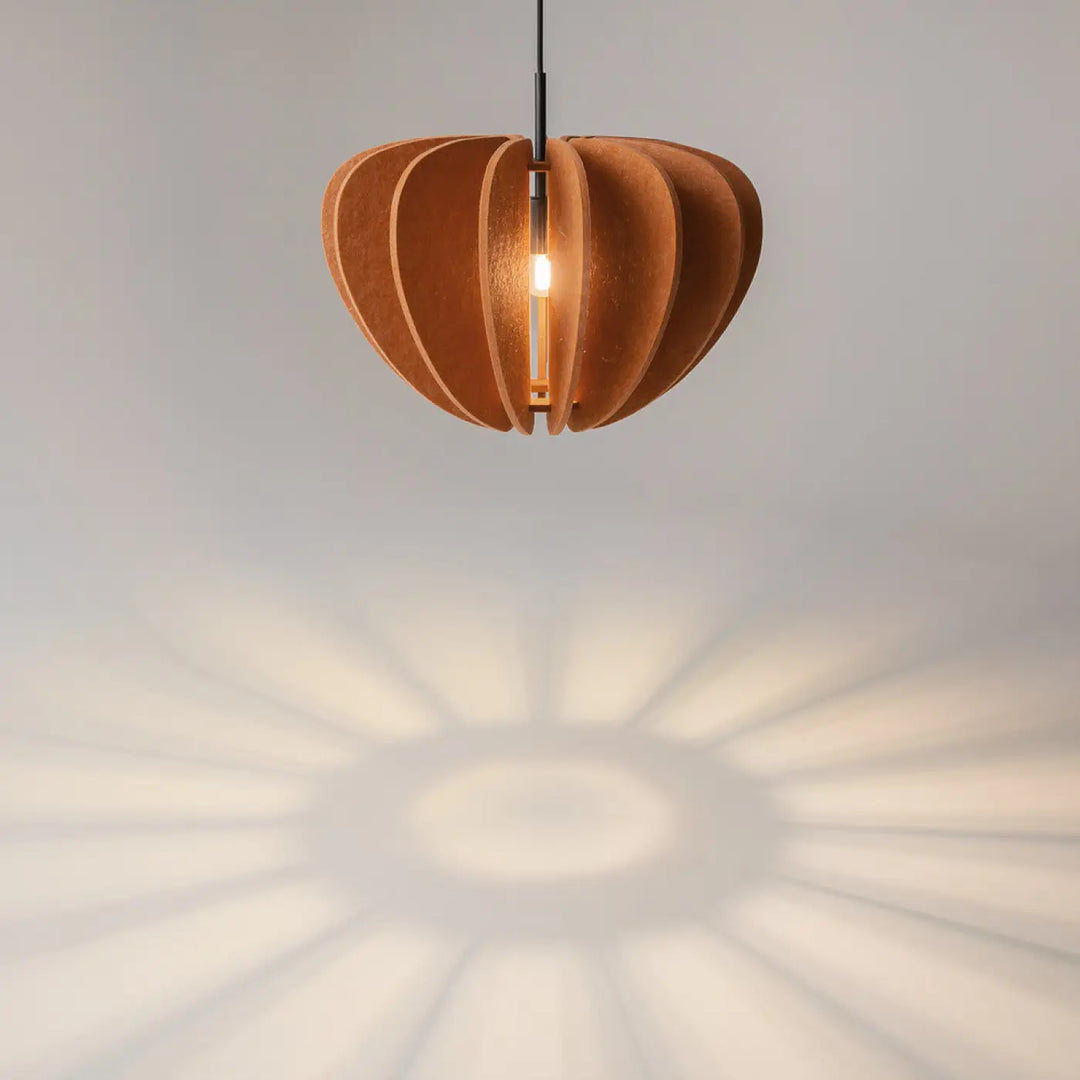Suspension luminaire cambio coupole en bois ton chaud avec tige en aluminium noir, idéale au-dessus d’une table