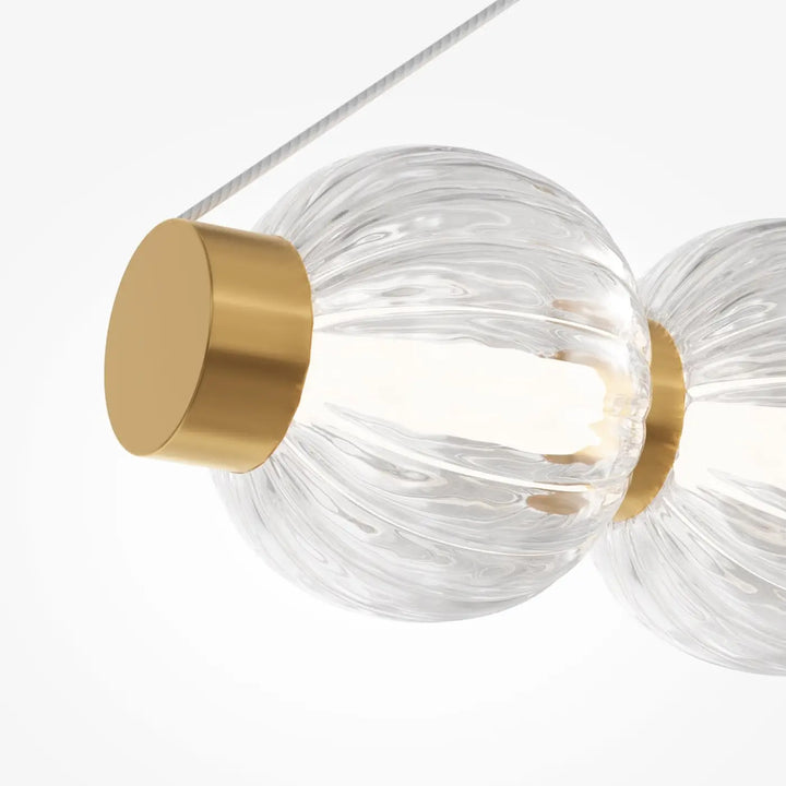 Suspension amulet linéaire avec globe en verre strié clair et capuchon en laiton poli pour salle à manger