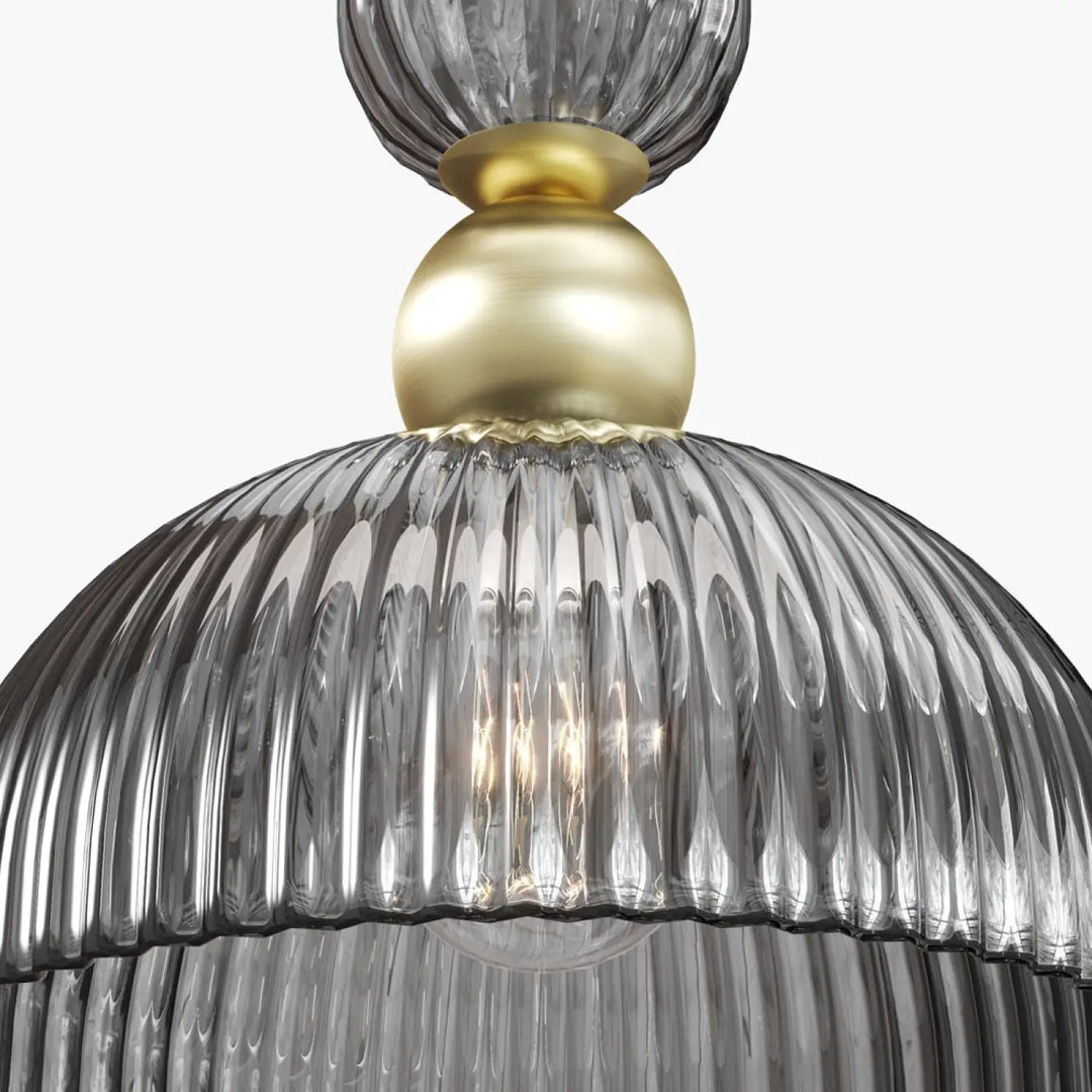 Suspension antic avec verre strié gris et monture dorée poli pour un éclairage moderne et élégant