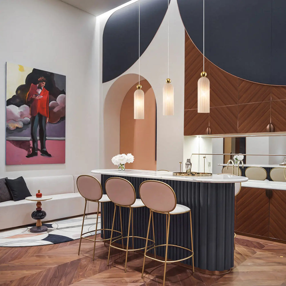 Suspension luminaire antic fine avec monture dorée et abat-jour étroit en verre strié, tabourets bar dorés avec assise rose