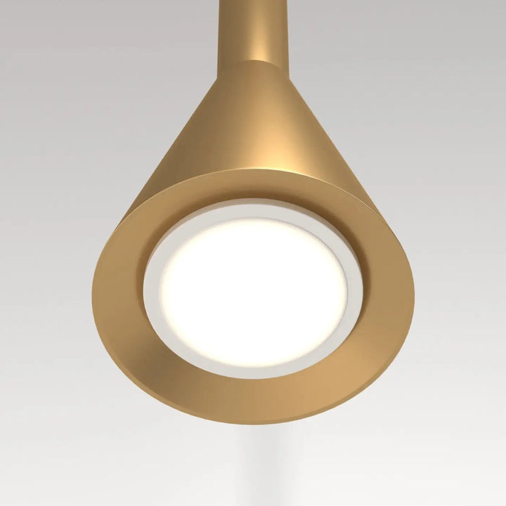 Suspension luminaire arrow en laiton doré avec culot gu10 et ampoule led blanche circulaire au-dessus d’un îlot
