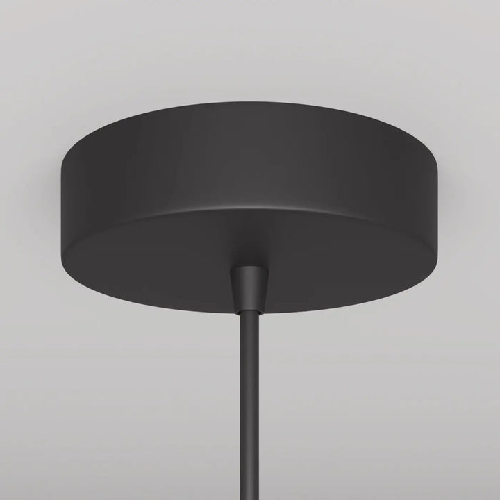 Suspension luminaire arrow au-dessus d’un îlot avec finition mate noire et design circulaire minimaliste avec culot gu10