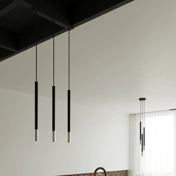 Suspension noir/chromé vue rapprochée dans son décor