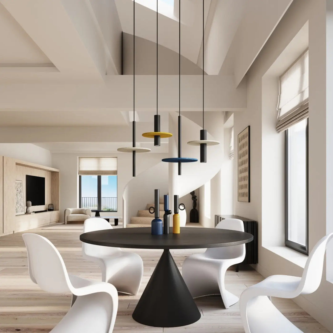 Suspension jaune/noir dans un intérieur contemporain