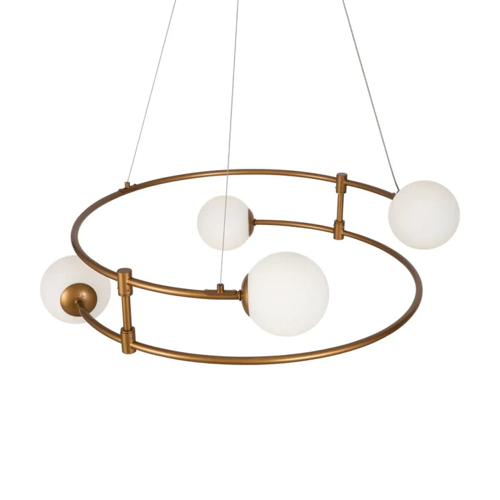 Suspension balance avec arches dorées et trois globes en verre opale suspendus par cordons fins
