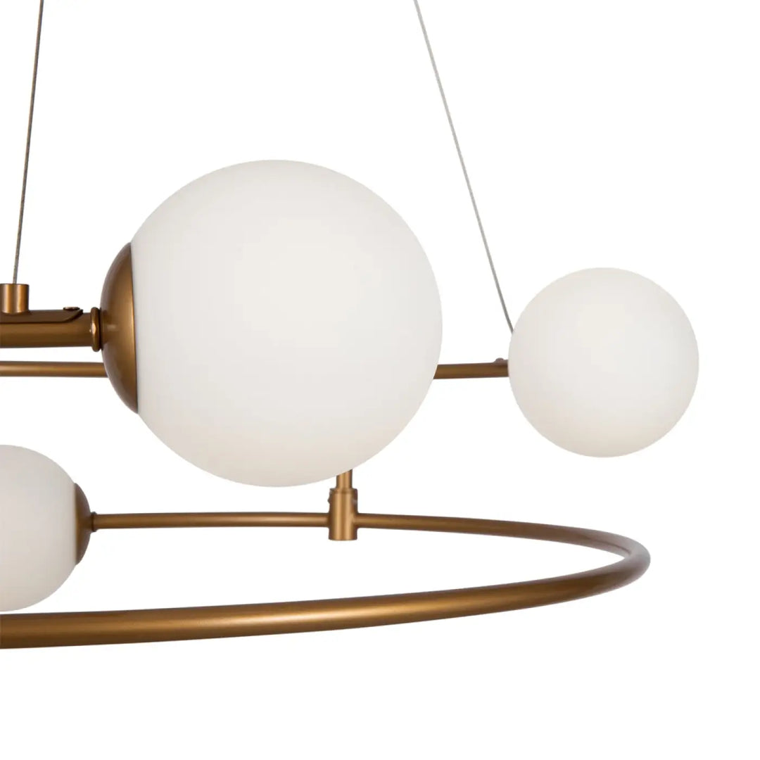 Suspension balance en verre opale avec arches dorées et abat-jour sphérique en verre dépoli élégant et moderne