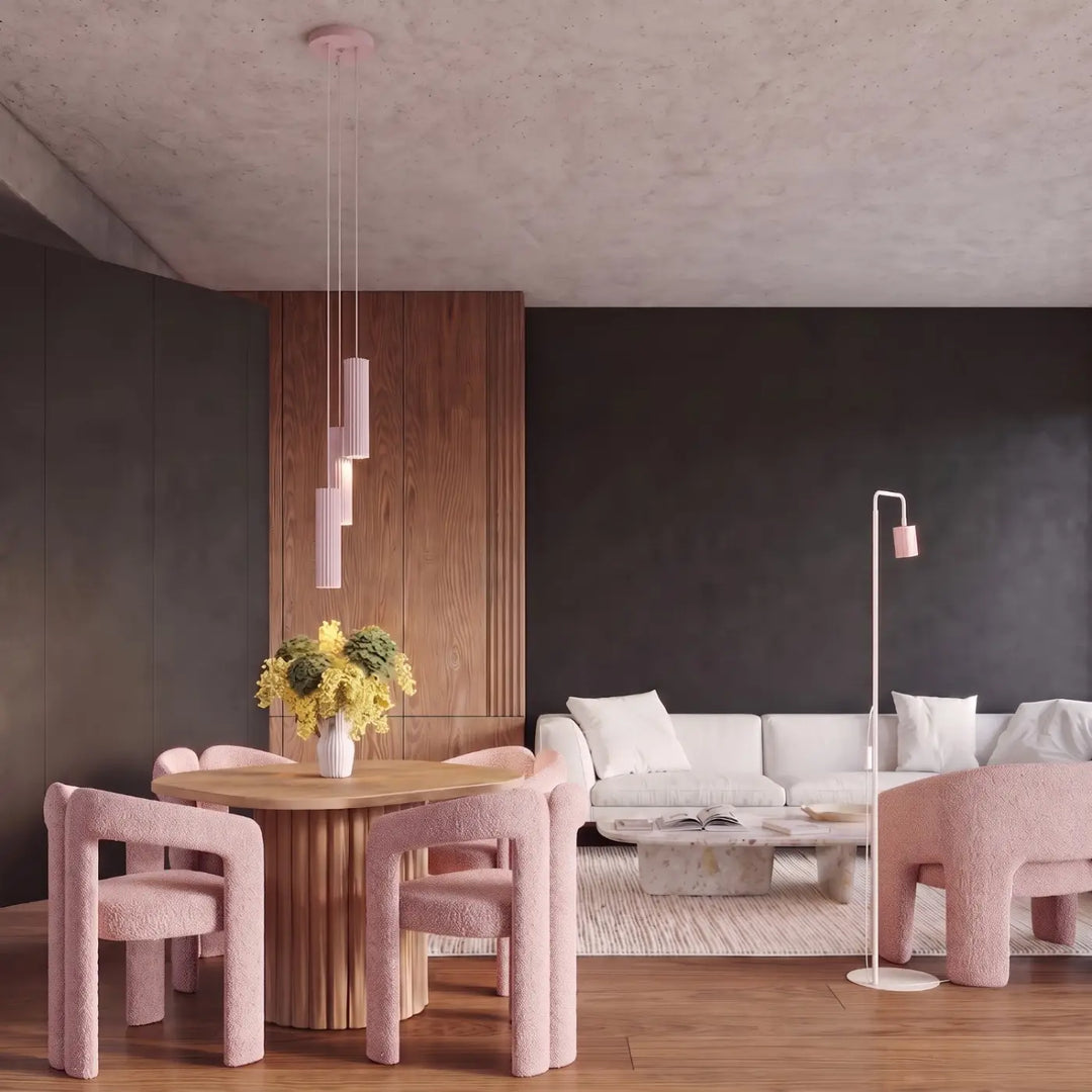 Suspension Rayo rose en ligne à 3 tubes cannelés au-dessus d'une table à manger