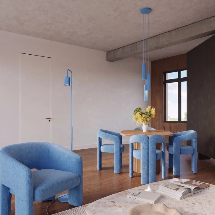 Suspension Rayo bleu azur en ligne à 3 tubes cannelés dans une salle à manger