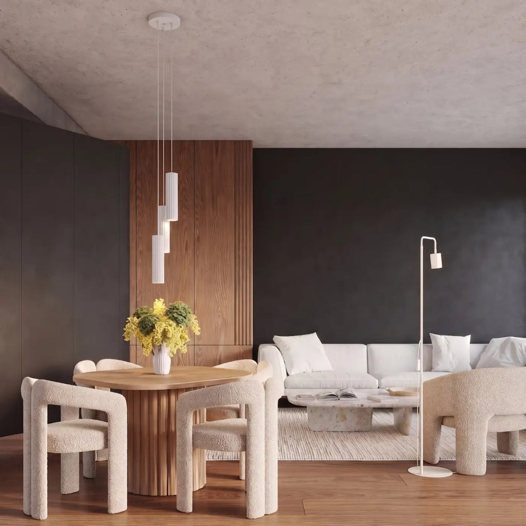 Suspension Rayo blanche en ligne à 3 tubes cannelés au-dessus d'une table à manger
