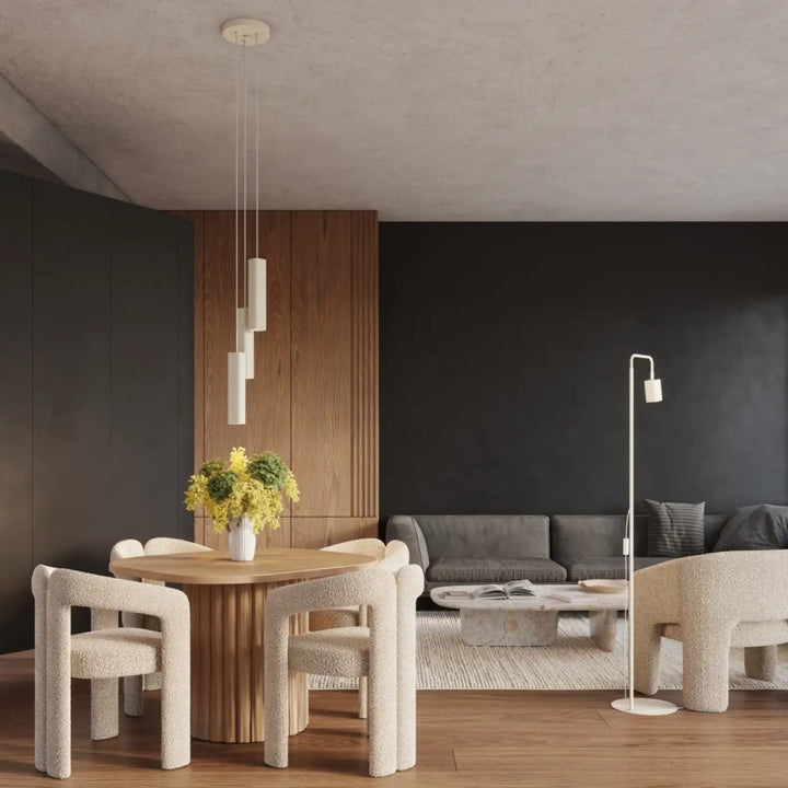 Suspension Rayo beige en ligne à 3 tubes cannelés au-dessus d'une table à manger