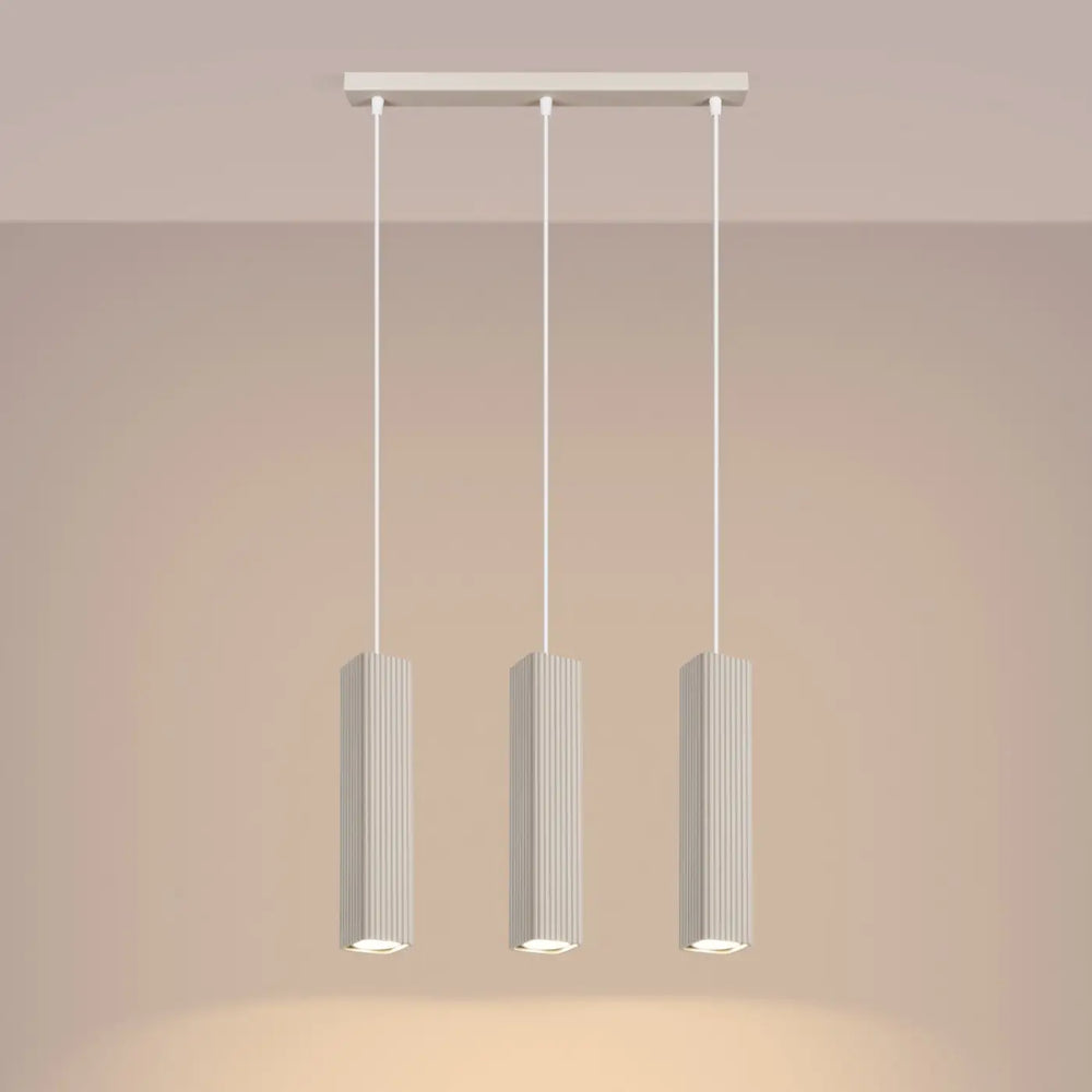 Suspension Rayo beige en ligne à 3 tubes cannelés, allumée