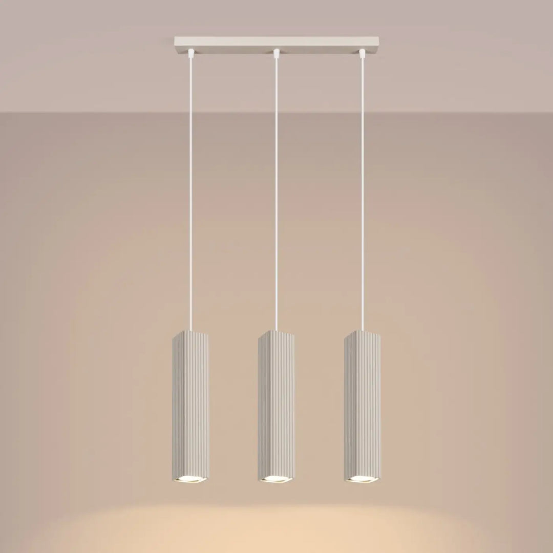 Suspension Rayo beige en ligne à 3 tubes cannelés, allumée