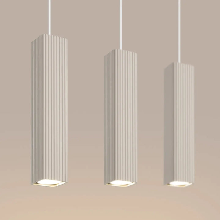 Suspension Rayo beige en ligne à 3 tubes cannelés, détail des cannelures