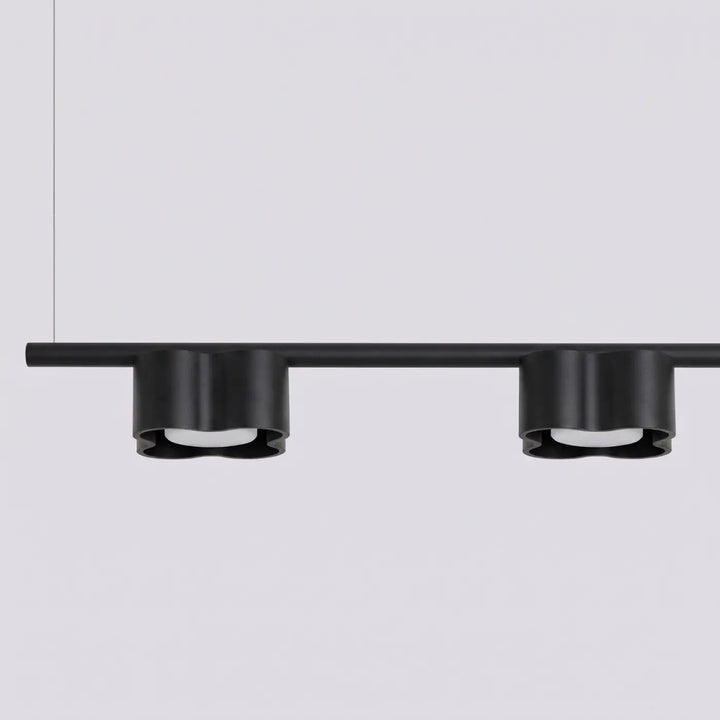 Suspension Ovio noire en aluminium, détail du contour ondulé