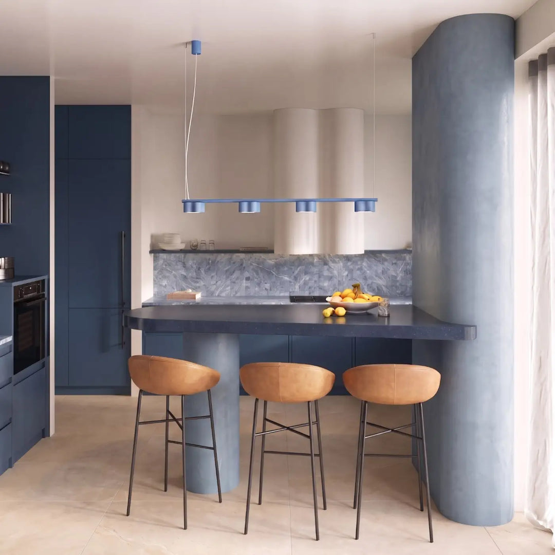 Suspension Ovio bleu azur en aluminium au-dessus d'un îlot de cuisine