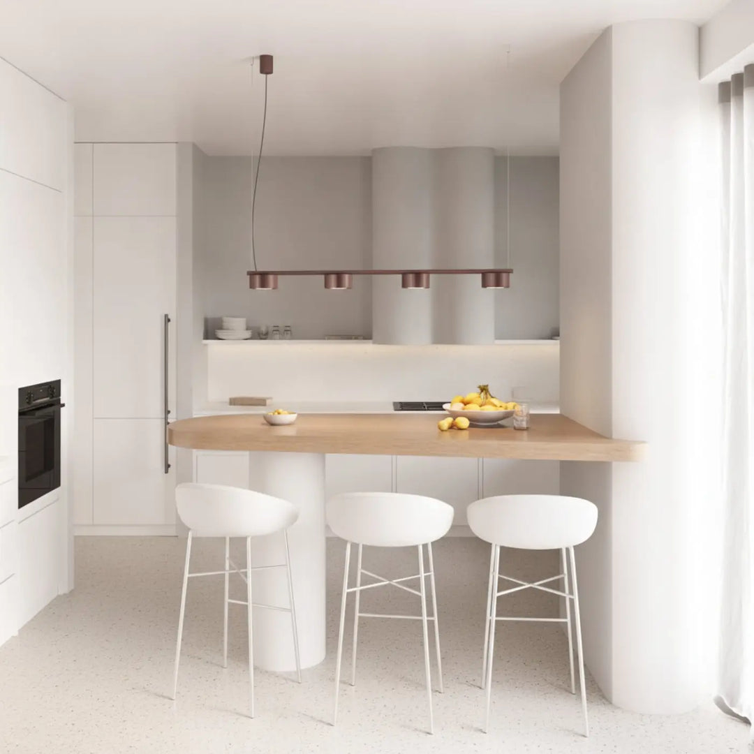 Suspension Ovio marron en aluminium au-dessus d'un îlot de cuisine