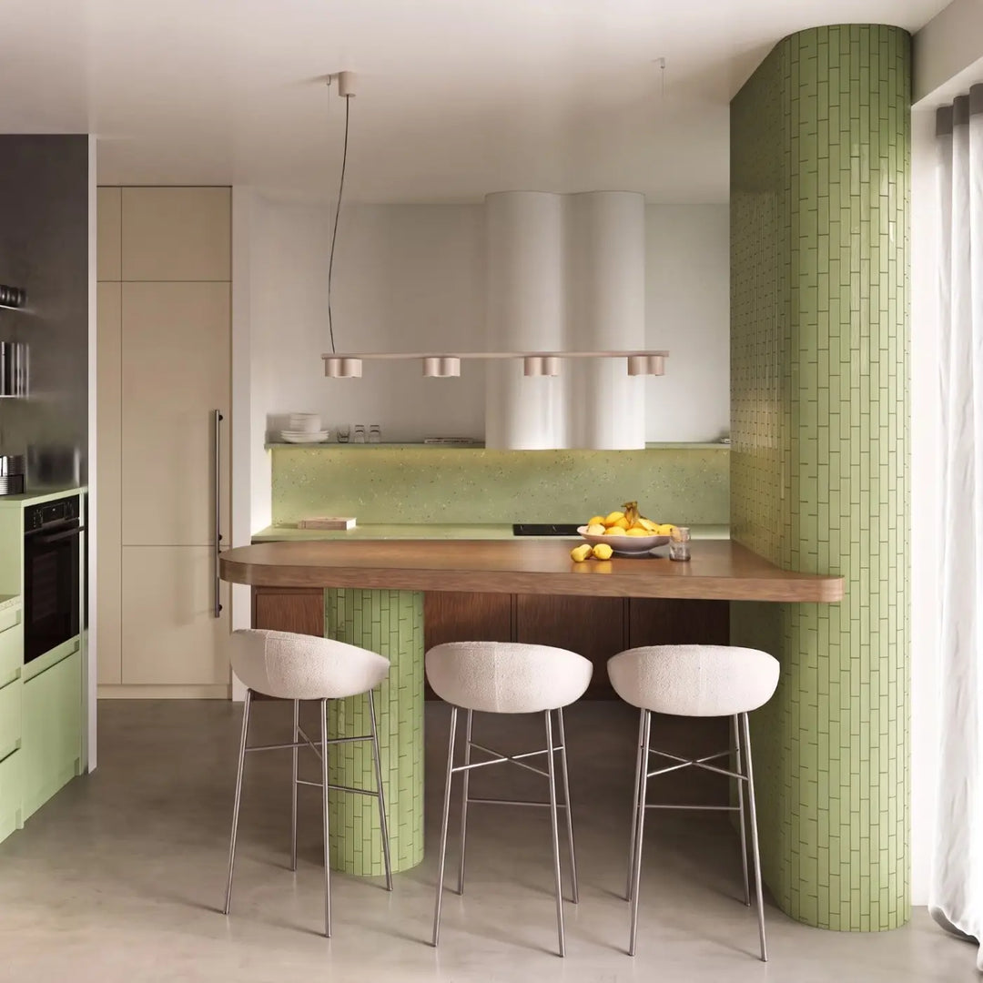 Suspension Ovio taupe en aluminium au-dessus d'un îlot de cuisine