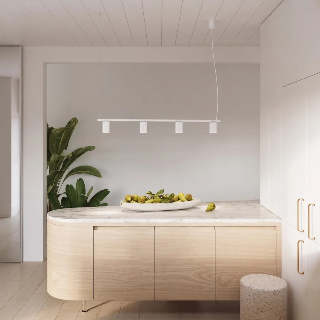 Suspension Rayo blanche en aluminium au-dessus d'un îlot de cuisine