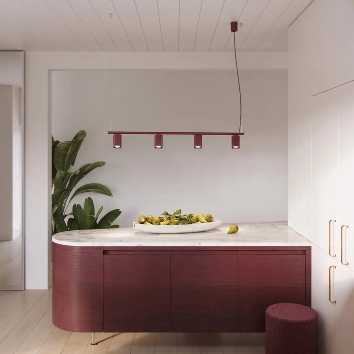 Suspension Rayo bordeaux en aluminium au-dessus d'un îlot de cuisine