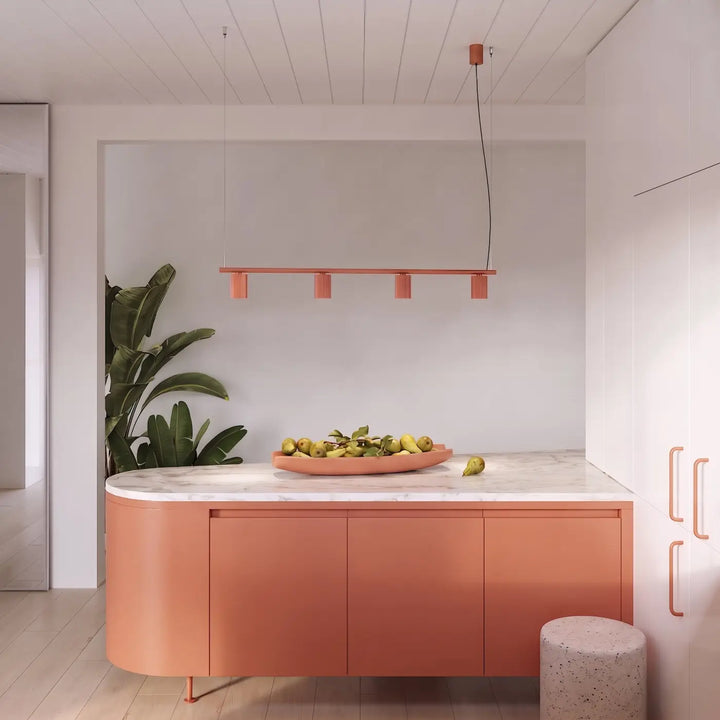 Suspension Rayo ocre rouge en aluminium au-dessus d'un îlot de cuisine