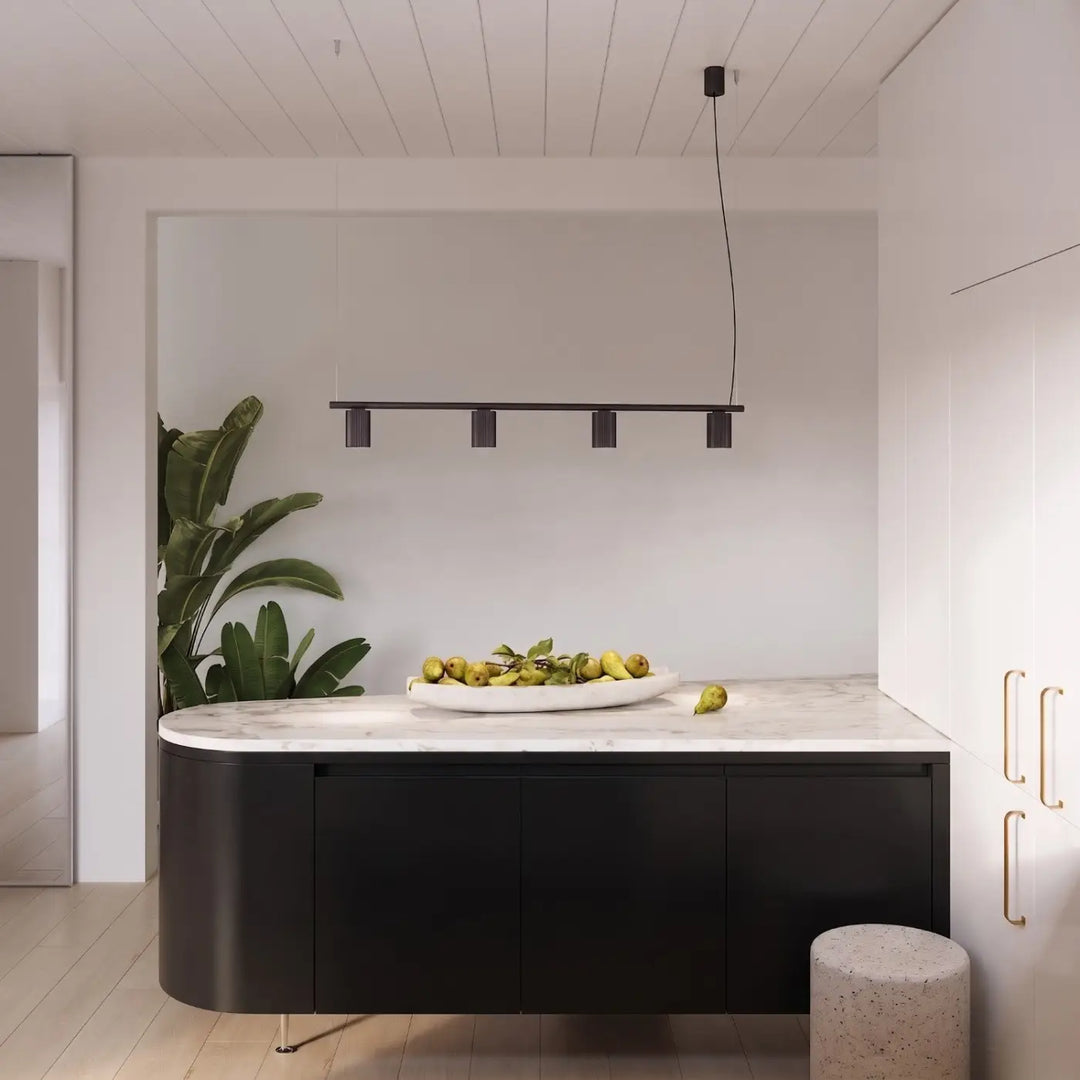 Suspension Rayo noire en aluminium au-dessus d'un îlot de cuisine