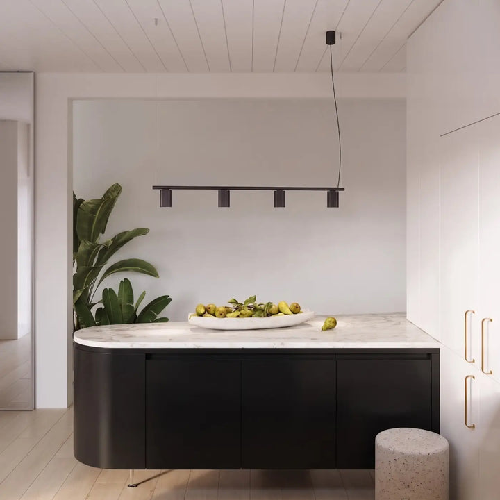 Suspension Rayo noire en aluminium au-dessus d'un îlot de cuisine