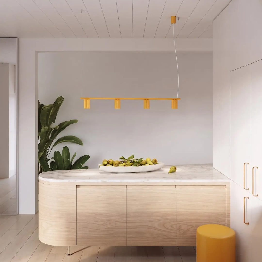 Suspension Rayo jaune en aluminium au-dessus d'un îlot de cuisine