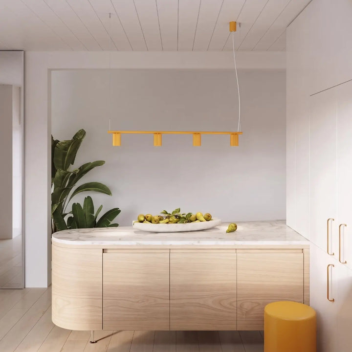 Suspension Rayo jaune en aluminium au-dessus d'un îlot de cuisine