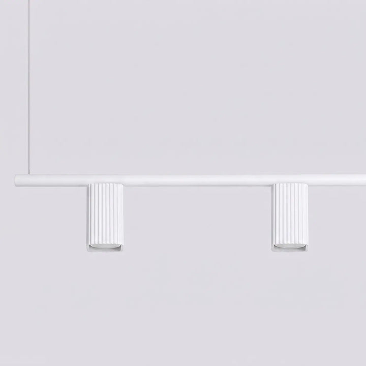 Suspension Rayo blanche en aluminium, détail des cannelures