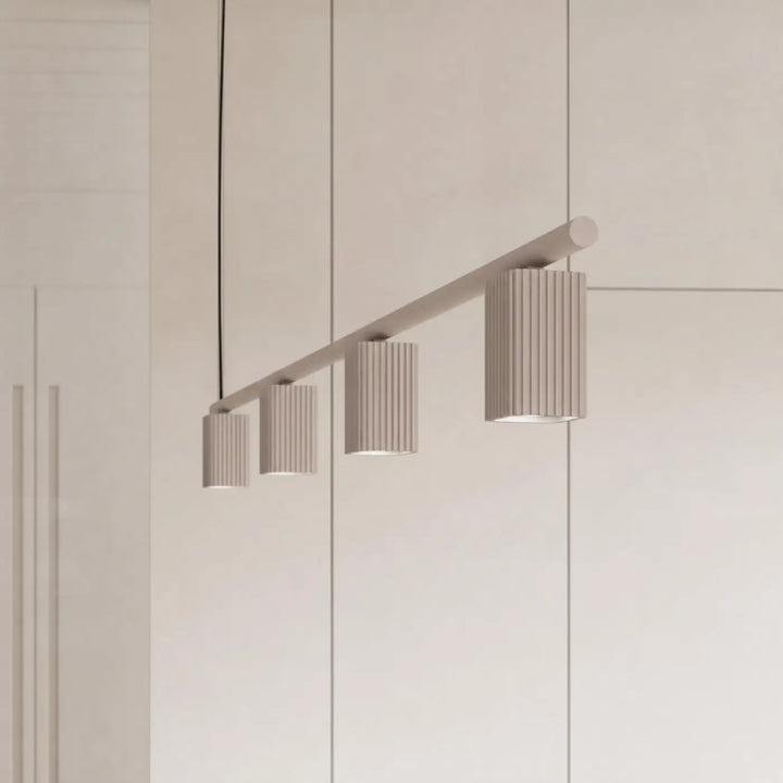 Suspension Rayo taupe en aluminium, allumée