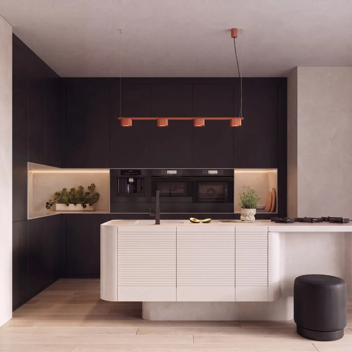 Suspension Riff ocre rouge en aluminium au-dessus d'un îlot de cuisine