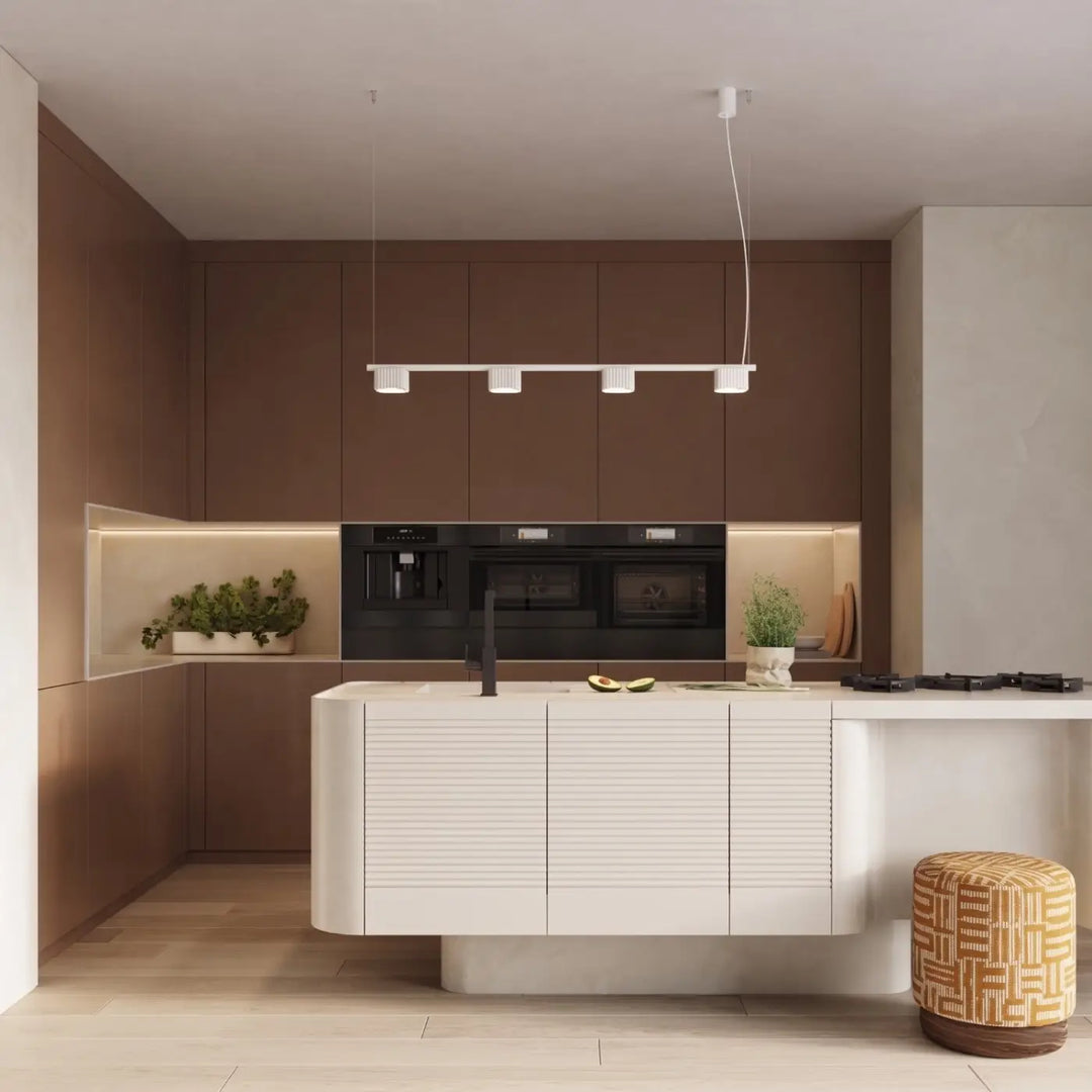 Suspension Riff blanche en aluminium au-dessus d'un îlot de cuisine