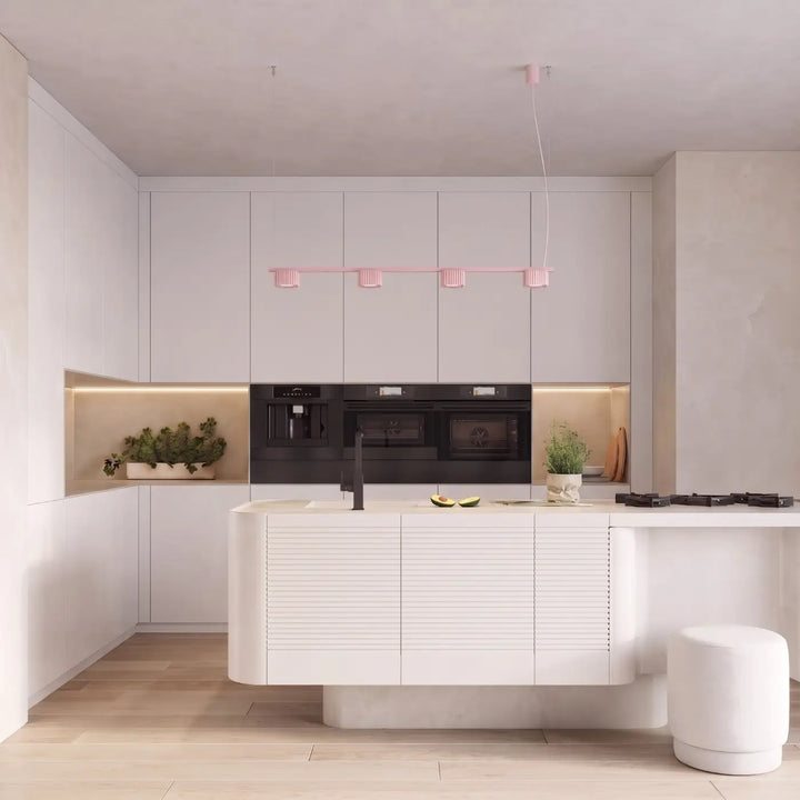 Suspension Riff rose en aluminium au-dessus d'un îlot de cuisine
