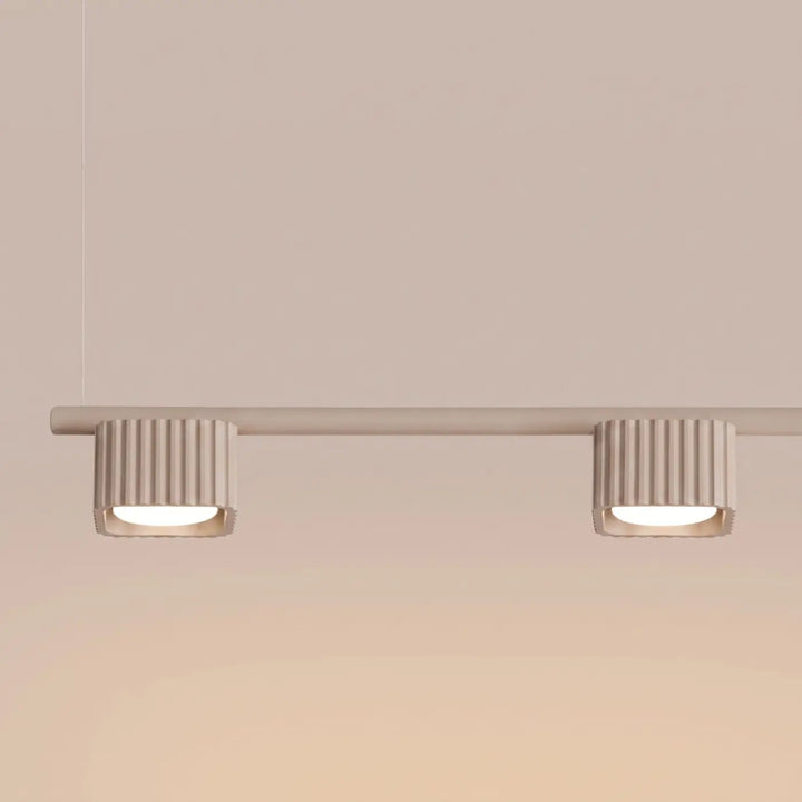 Suspension Riff taupe en aluminium, détail des cannelures