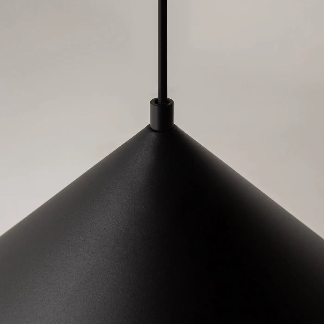 Suspension luminaire conique basic colors en métal mat noir avec finition vert militaire design minimaliste