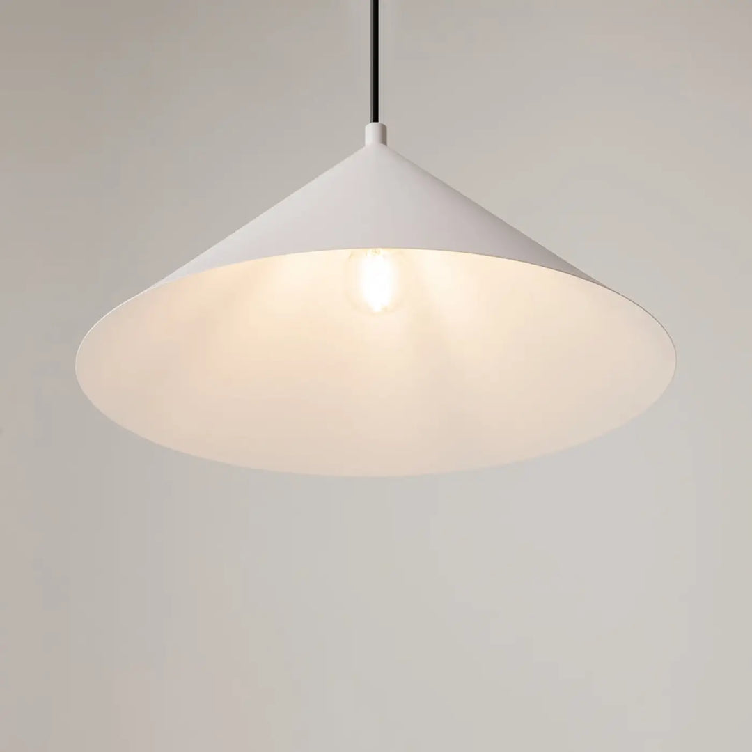 Suspension luminaire conique basic colors en vert militaire avec métal mat et ampoule apparente design minimaliste blanc